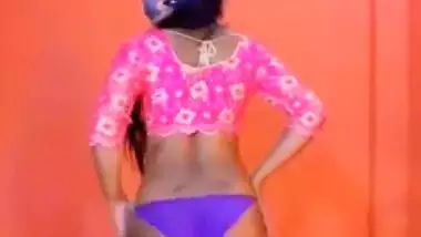 sexy desi babe on cam seducing with her sexy figure and showing ass