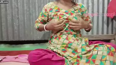 Sexy bengali hot xxx modal tumpa enjoys sex by putting her finger on her pussy.