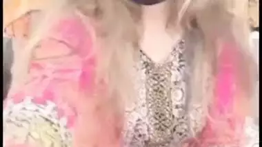 Busty Sobia poses for selfie XXX video playing with her Desi ass