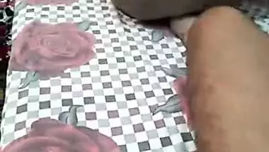 Desi Indian XXX whore shows her sexy body shapes and holes to her client MMS