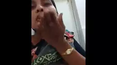 Desi aunty recorded her topless body on cam