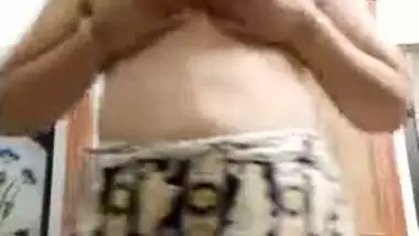 Aunty touches own unshaved sex hole and fingers it in close-up clip