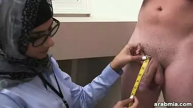 Mia Khalifa the Arab Pornstar Measures White Cock VS BBC