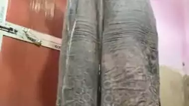 Tempting Desi whore takes her XXX fruits to light and waters them
