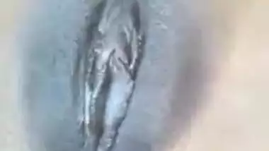 Indian girl exposes her slit in front of the mirror in close-up porn