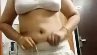 Aunty from India enjoys XXX things she performs in front of the camera