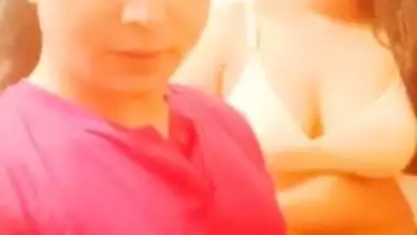 Curvy Desi wench strips to show her XXX body in front of the cam