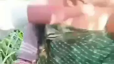 Farmer fucks a lady laborer on the farm to enjoy outdoor sex