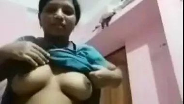 Desi pulls top up to show off her tits and perform XXX masturbation