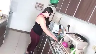 Mi Madrastra Sola En Casa Puta Latina Hindo Colombiana Me Enseña Sus Tetas En La Cocina En Nueva York Usa Desi BhaBhi XXX