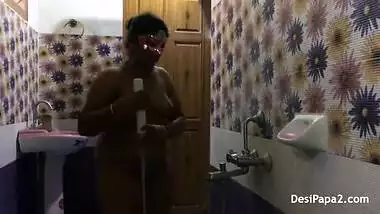 full desi bhabhi sexy in saree dress indian style bathroom fucking in morni