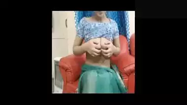 Woman lifts blue top to play with sexy boobies in webcam XXX video