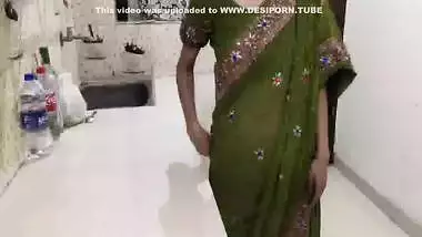 Indian Hot Stepmom Has Hot Sec With Stepson In Kitchen!father Doesnt Know With Clear Audio Indian Desi Stepmom Dirty Ta