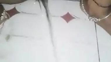 Desi XXX woman’s pissing video shared on the net by her house owner