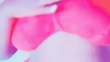 Desi model touches her XXX twins under pink bra and films her slit