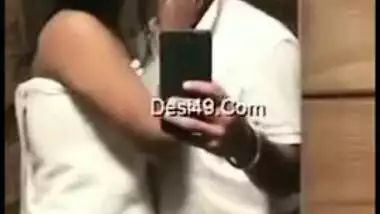 Desi mms clip of Indian lovers caught making out after relax in bath