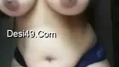 Husband buys a webcam and the paunchy Desi bitch shows tits on it