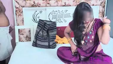 Indian Modern Bahu Ravinadesi ko Nanga Dekha Sasur ne- Bahu ne pakda sasur ka budha lund