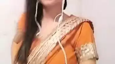 Cutipie bhabi came live after bath, And i did not miss her navel !