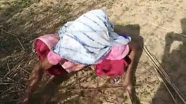 Indian pervert fucks a labor girl outdoors in the desi bf