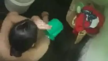 Desi wife’s nude bathing and his devar recording secretly