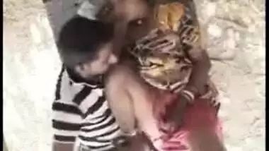 Naughty Desi wife and her lover caught daytime outdoor fuck, Desi mms sex