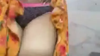 Horny desi aunty exposed