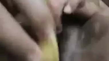 Solo MMS video of naughty Desi wife sticking a banana into XXX slit