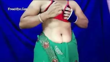 Hot Indian MILF takes her green sari off to expose XXX boobs in sex video