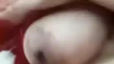 Dirty-minded Desi auntie exposes her huge XXX breasts for the camera