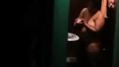 Guy before sex spies on Desi BBW who washes XXX curves in bathroom