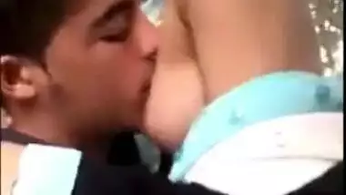 Skinny Indian gal caught riding lover's dick outdoor in Desi mms clip