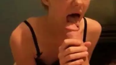 GF with Glasses Performs Fellatio 
