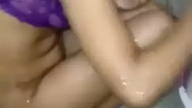 Indian hides XXX tits under her purple bra and washes body on camera