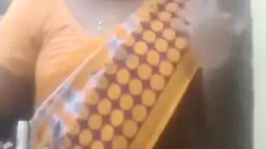 Exclusive- Sexy Look Indian Bhabhi Strip Her Cloths And Showing Her Boobs And Pussy