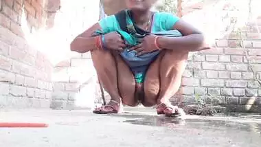 I’m pissing and fingering her cremie pussy, Indian desi bhabhi pissing and fingering her cremie pussy