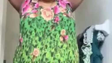 Hot Indian aunty takes green sari off and bares her fat saggy body