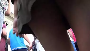 Petite indienne promene son gros cul