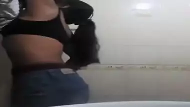 Indian girl lets guys see her sexy pink pussy in close-up XXX video