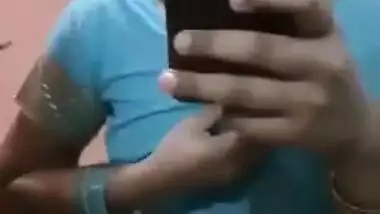 Amateur Desi gal takes off sari to show all her perky XXX assets