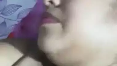 Man asked Indian wife to show off XXX boobs and pussy on camera in bed