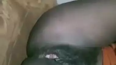 Whore gets it on with fingers in XXX close-up Desi video being