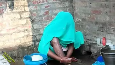 Chubby Desi slut from the village records XXX video of her bathing