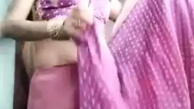 Hot Indian belle sneaks on balcony to perform little XXX strip show