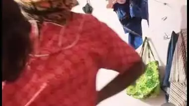 Long-haired Indian Bhabhi displays her nude body