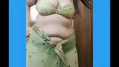 Big ass bhabi navel show in saree
