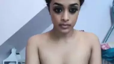 Arresting Desi girl likes to film XXX videos for guys in the morning