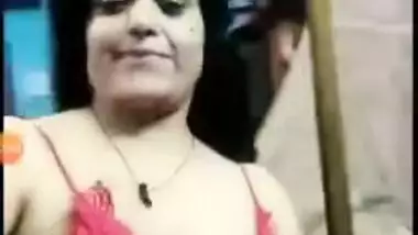 Desi mature slut strips slowly to show her XXX body to horny lover