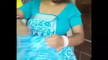 Bubbly delhi housewife bhabhi disha roy bubbly navel and cleavage expose in blue sare