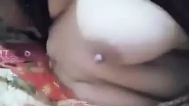 Desi woman pulls up her T-shirt and shows XXX boobs in close-up sex video